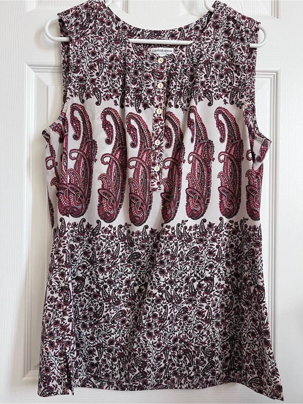 croft & barrow White Sleeveless Paisley Print Shell with Burgundy Accents